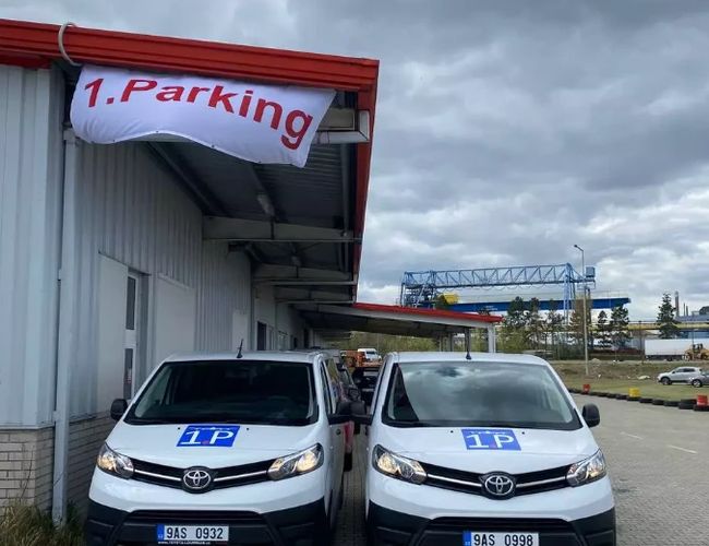 Busy transferowe 1.Parking zapewniające bezpłatny transport na lotnisko w Pradze.