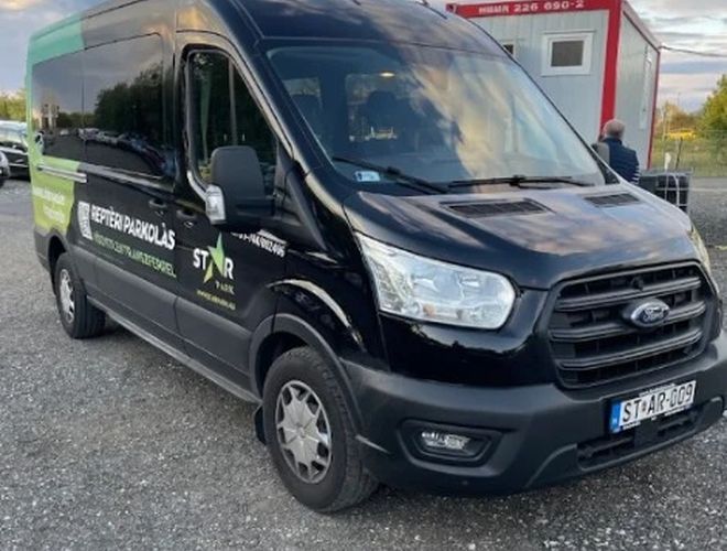 Czarny bus transferowy Star Park Airport Car Park przeznaczony do przewozu pasażerów na lotnisko.