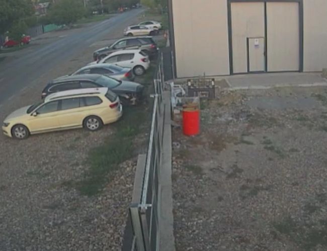 Parking AeroParking przy lotnisku w Iași – widok na teren parkingu przed budynkiem oraz samochody osobowe zaparkowane na posesji.
