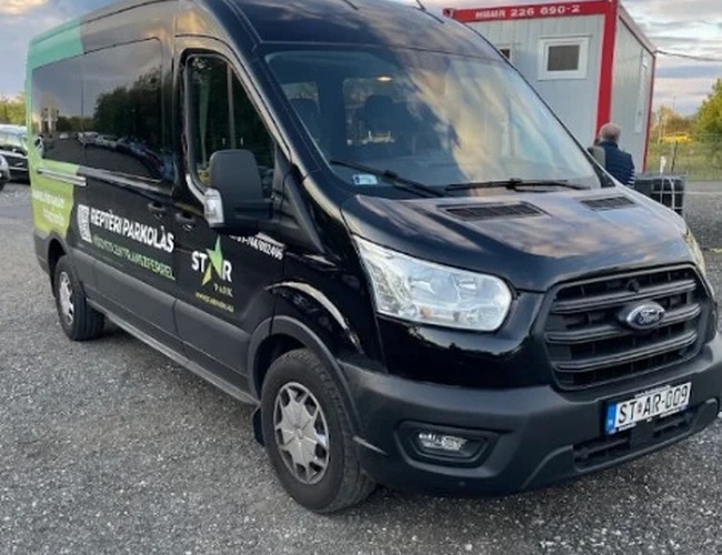 Czarny bus transferowy Star Park Airport Car Park przeznaczony do przewozu pasażerów na lotnisko.