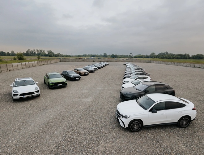 plac parkingowy  z zaparkowanymi samochodami