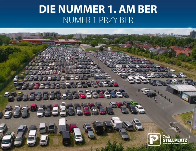Parking Dein Stellplatz. Duży parking lotniskowy z samochodami, napis „Die Nummer 1 am BER / numer 1 przy BER”.