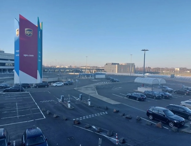 Parking P1 przy lotnisku Cologne Bonn z miejscami postojowymi zlokalizowanymi w bezpośrednim sąsiedztwie terminali, zapewniający szybki dostęp do strefy odlotów i przylotów.