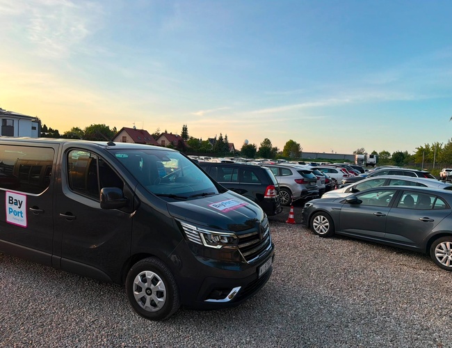 samochdód transferowy na parkingu