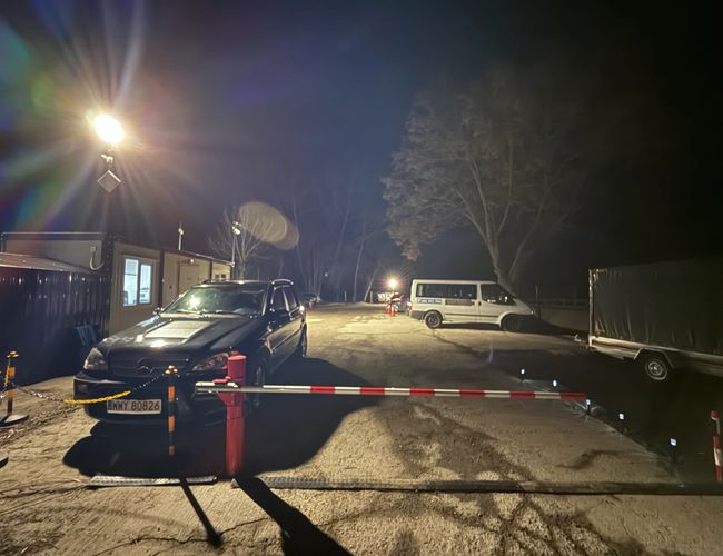 szlaban i wjazd z samochodem