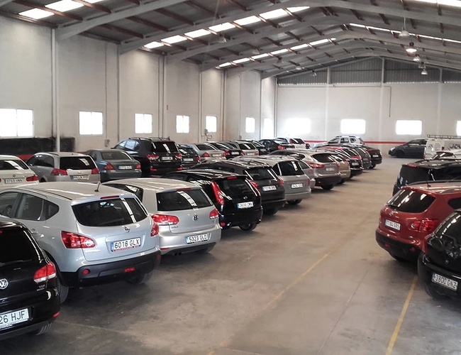 Lavkost parkering Valencia - Det er en kryt parkeringsplass med mange parkerte biler. Inneområdet er romslig og godt opplyst.