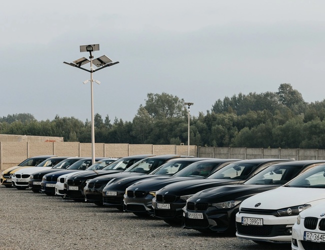 Plac parkingowy wraz z zaparkowanymi pojazdami