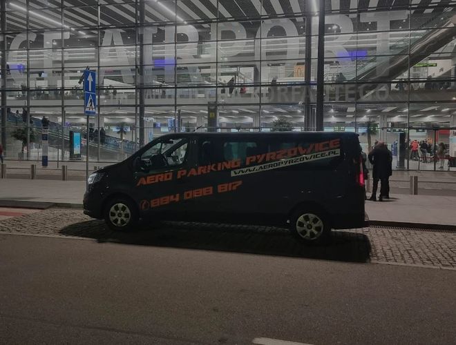 Baner parkingu Aero Parking Pyrzowice na ogrodzeniu parkingu