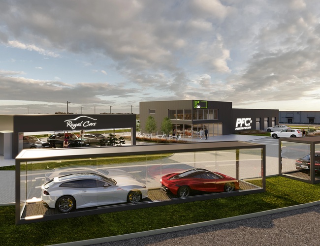 Q-Parking - Na námestí stoja zastrešené autá. V pozadí sa nachádza budova s nápismi. Ľudia sa prechádzajú po chodníku.