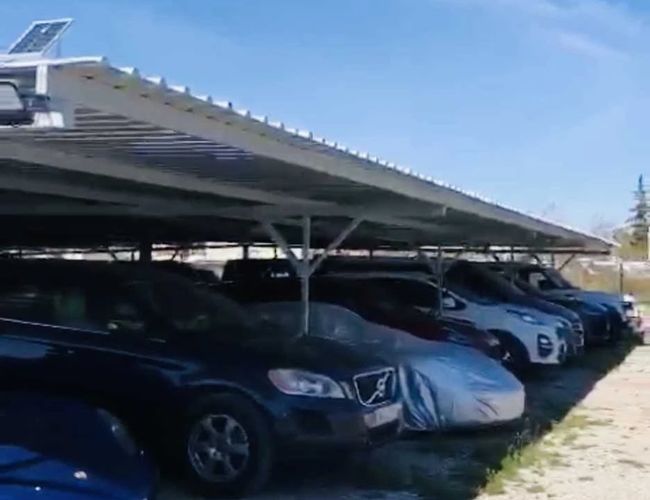 Sunline Parking Covered Valet - Samochody stoją pod zadaszeniem. Miejsca parkingowe są dobrze osłonięte. Teren jest utwardzony i przestronny.