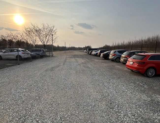Plac parkingowy z zaparkowanymi samochodami