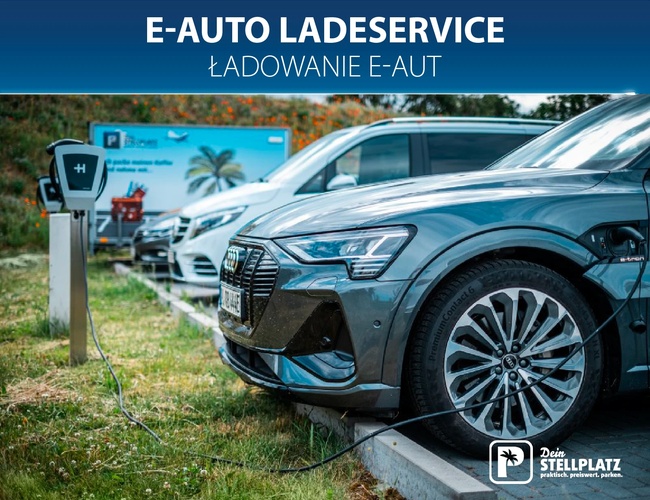 Parking Dein Stellplatz. Elektryczny samochód podłączony do ładowarki, napis „E-Auto Ladeservice / ładowanie e-aut”.