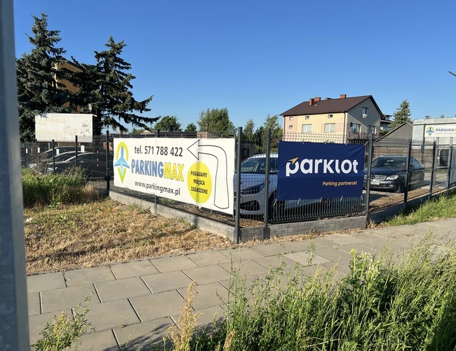 Wjazd na parking od zewnątrz
