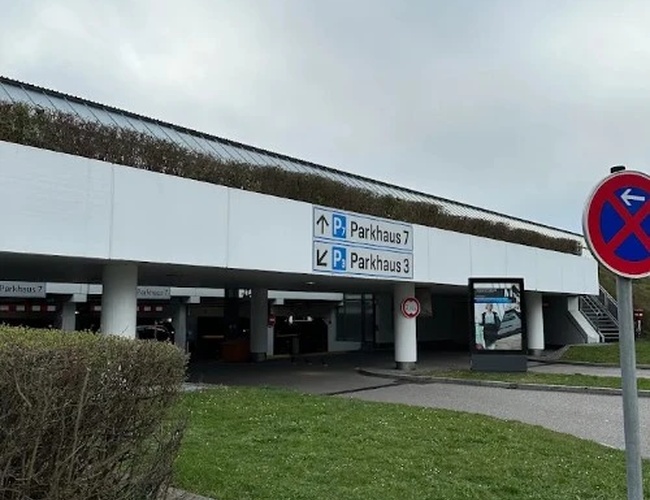 Oznakowany wjazd do parkingu przy terminalu lotniska.