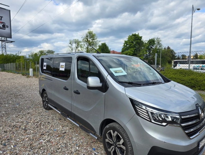 Estacionamiento Premium - En el área de grava está estacionada una furgoneta plateada. El terreno está parcialmente cercado y rodeado de vegetación.