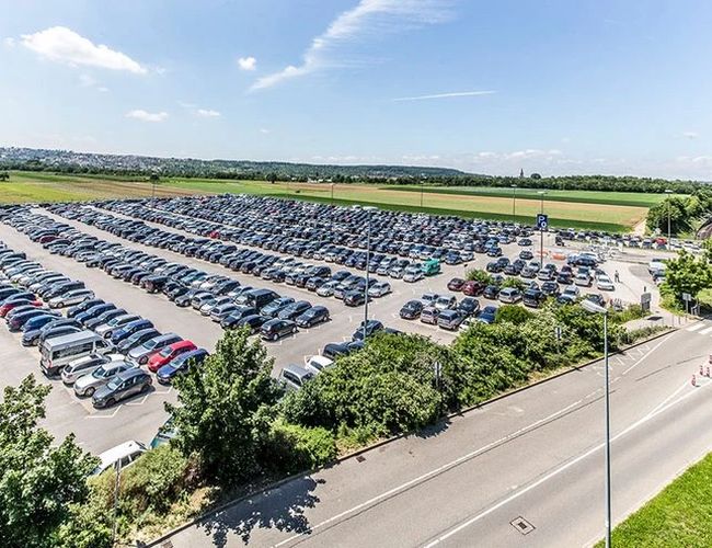 Parking długoterminowy P0 przy lotnisku Stuttgart z lotu ptaka.