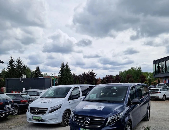 AutoParking24h-Busy transferowe na placu parkingowym