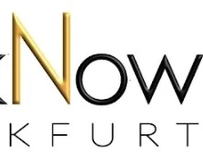 Parkovanie ParkNow Frankfurt – logo s názvom a zeleným znakom. Názov je napísaný čiernou a zlatou písmom. Vedľa je kruh so symbolom V uprostred.