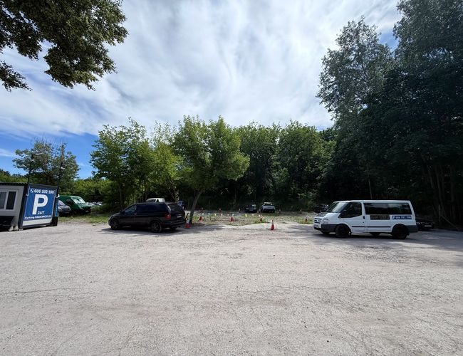 Plac parkingowy z zaparkowanymi samochodami