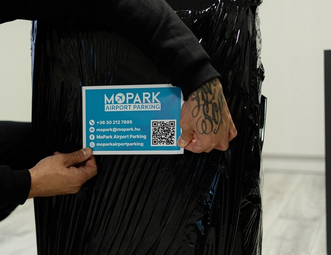 Walizka podróżna z etykietą MOPARK Airport Parking przygotowana do transferu na lotnisko