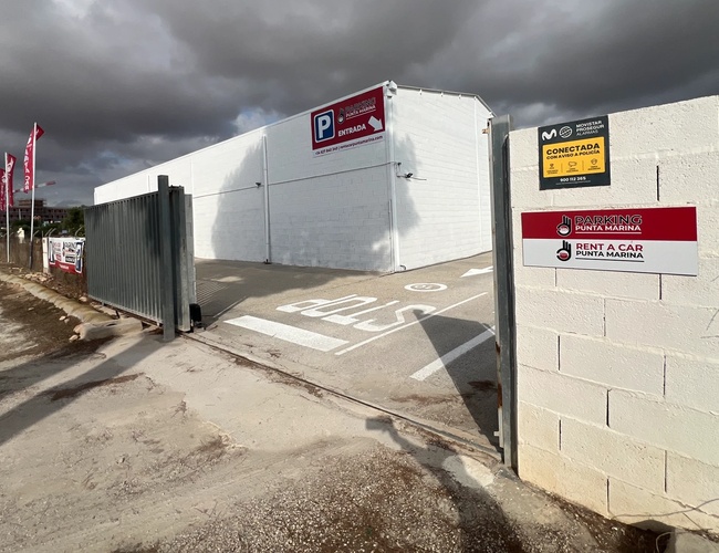 Parkeringsplassen Punta Marina - Innkjørselen er åpen. Det er STOP-skilt. Området er inngjerdet.