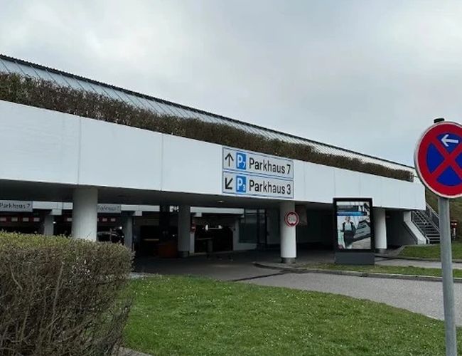 Oznakowany wjazd do parkingu przy terminalu lotniska.