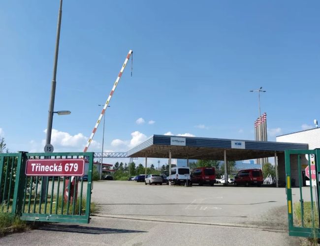 Brama wjazdowa na monitorowany parking przy lotnisku w Pradze.