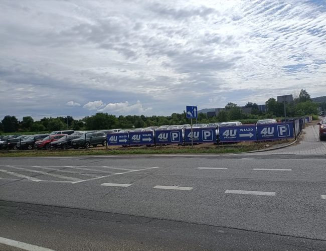 Plac parkingowy z zaparkowanymi samochodami