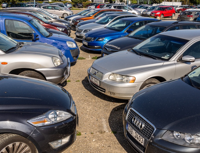 Parking Letim Brno - Na parkingu stoją zaparkowane samochody. Auta zajmują większość dostępnych miejsc. Teren jest nieogrodzony.