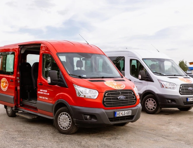 Busy destinados al transporte de pasajeros. Puertas abiertas en el autobús mostrando el interior del vehículo.