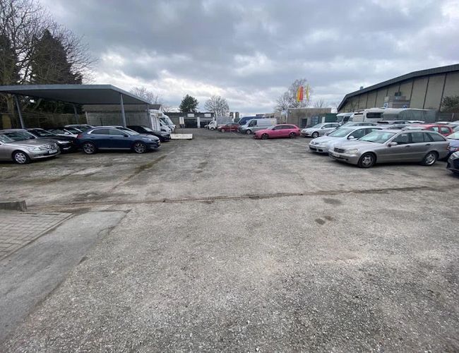Parking My Travel Carpark Valet - Na parkingu stoją auta. Teren jest ogrodzony. Część aut znajduje się pod wiatą.