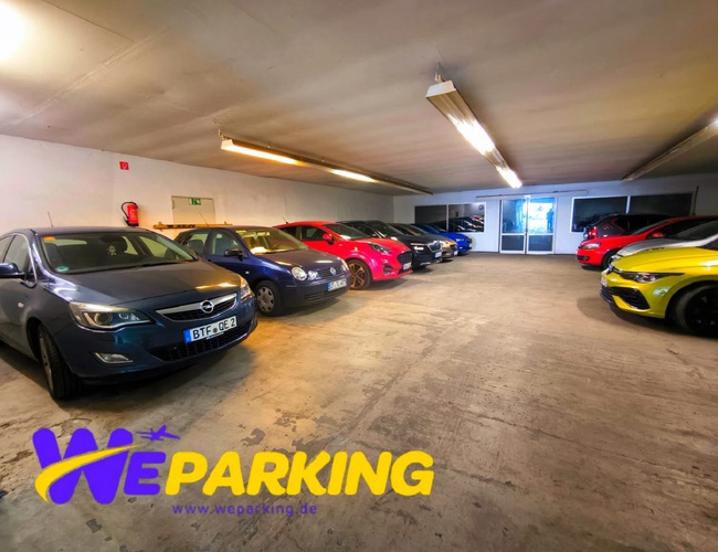 Samochody zaparkowane w zadaszonej hali parkingowej WE Parking.