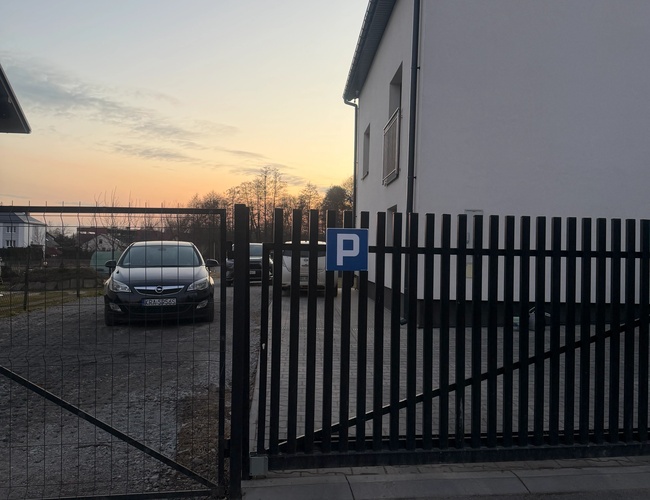 Plac parkinowy z busem transferowym