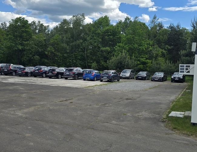 Wjazd na parking od wewnątrz