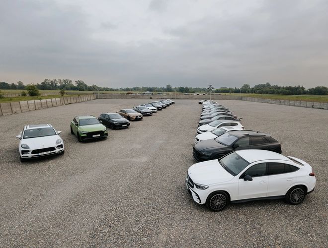 plac parkingowy  z zaparkowanymi samochodami