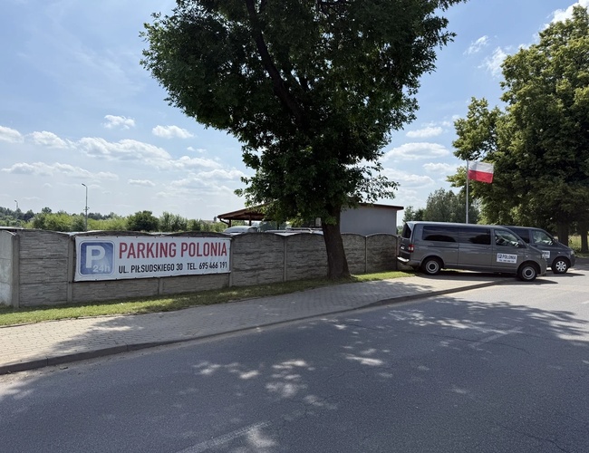 Parkovacie miesto s zaparkovanými autami - iný pohľad