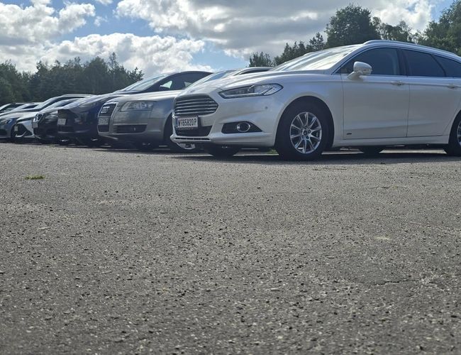 Plac parkingowy z zaparkowanymi samochodami