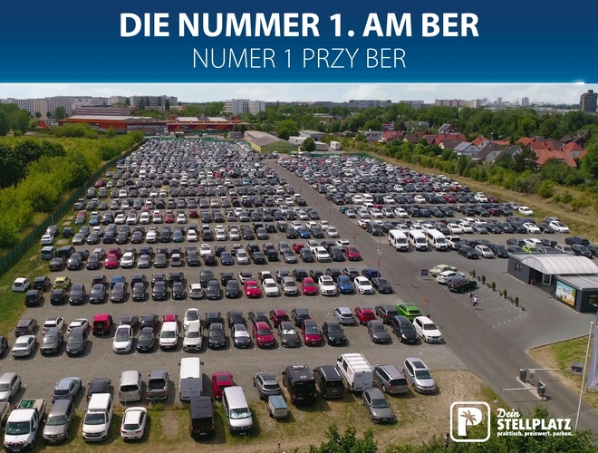 Parkplatz Dein Stellplatz. Großer Flughafenparkplatz mit Autos, Schild „Die Nummer 1 am BER / Nummer 1 beim BER”.