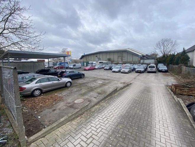 Parking My Travel Carpark Valet - Parking jest otwarty i utwardzony. Widać tu wiele zaparkowanych samochodów. Teren jest częściowo ogrodzony.
