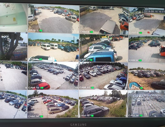 JG Parking - La imagen de la monitorización muestra diferentes tomas del parking. Se pueden ver muchos coches aparcados y espacio para aparcar.