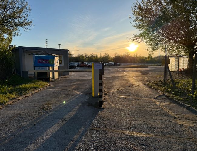 Wjazd na parking od wewnątrz