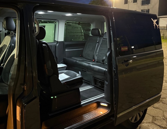 Widok wnętrza samochodu transferowego.