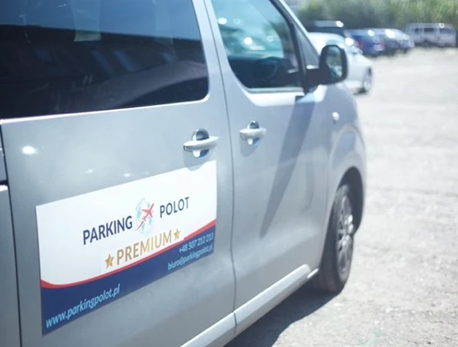 Logo parkingu na drzwiach samochodu transferowego