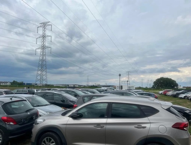 Widok samochodów zaparkowanych na parkingu.