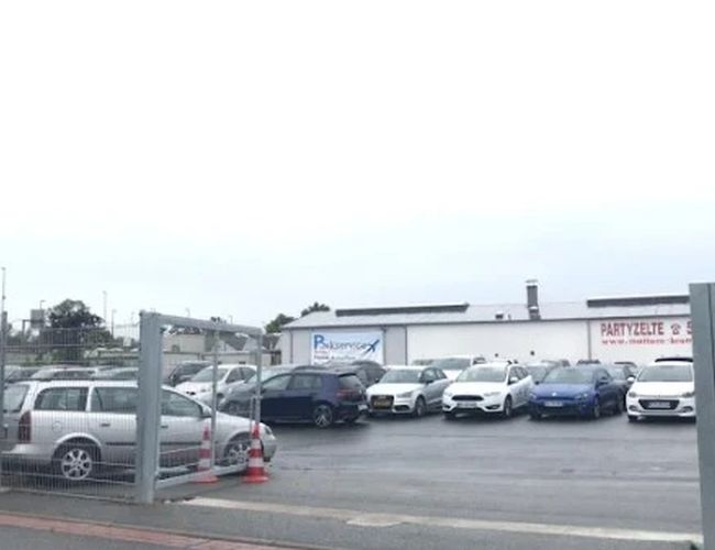 Estacionamiento Parkservice Bremen. Coches estacionados en el área cercada del aparcamiento, vista desde la puerta de entrada.