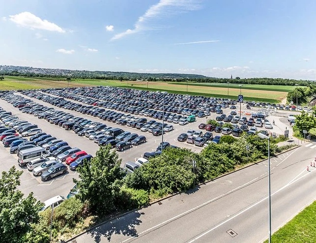 Parking długoterminowy P0 przy lotnisku Stuttgart z lotu ptaka.