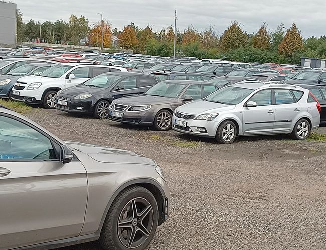 Parking ArtLot - En la imagen hay un gran estacionamiento abierto lleno de coches. El área no está cercada, pero está bien señalizada.