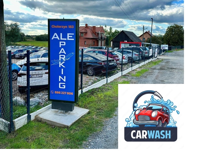 AleParking - Ogrodzony teren z zaparkowanymi samochodami. Widoczny szyld i domy w tle.