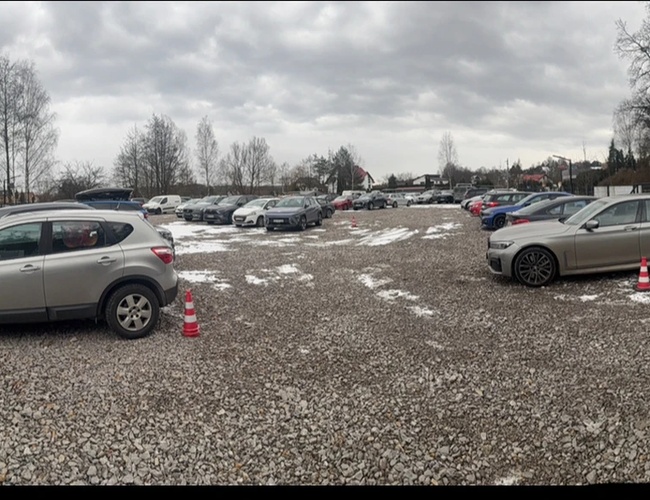 Plac parkingowy wraz z zaparkowanymi pojazdami