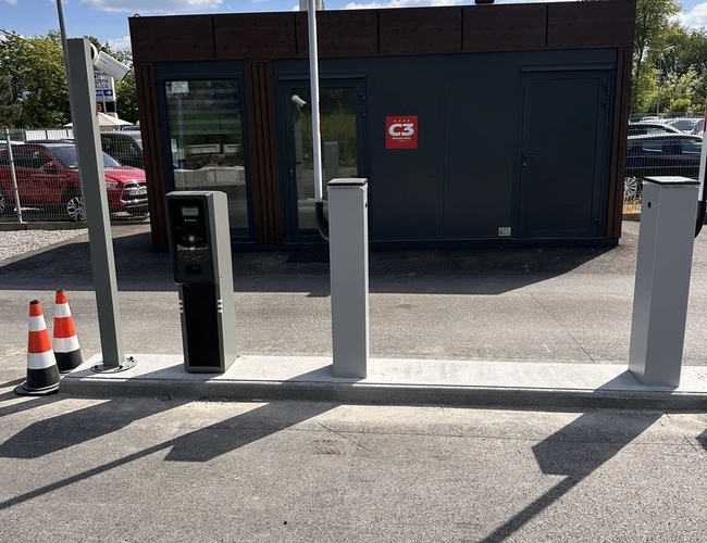 Plac parkingowy z widocznym ogrodzeniem